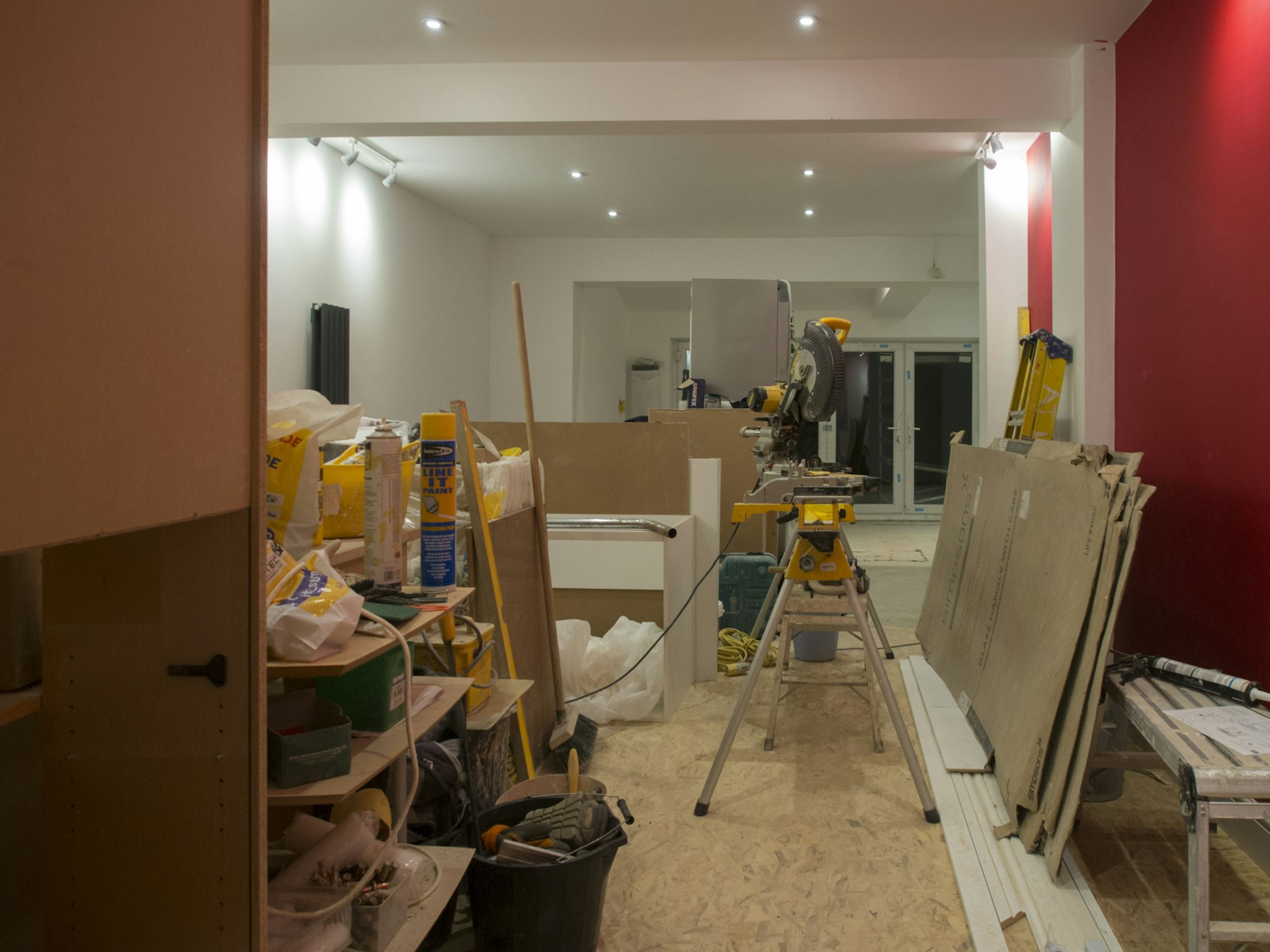 Pièce en cours de rénovation avec murs repeints